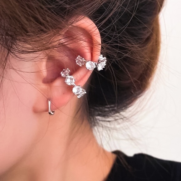 ⚜️𝟯𝟬%𝗢𝗙𝗙 𝗯𝘂𝗻𝗱𝗹𝗲𝘀 𝟯+⚜️ NEW CZ Round Pave Ear Cuff - Picture 5 of 10